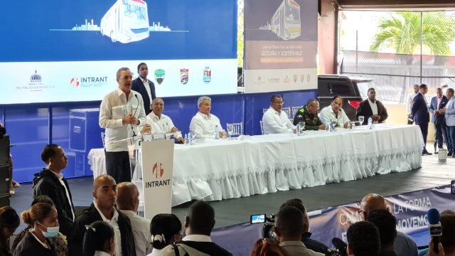 Abinader deja en operación el nuevo corredor Charles de Gaulle; se compromete a no dejar ningún chófer fuera Abinader deja en operacion el nuevo corredor Charles de Gaulle