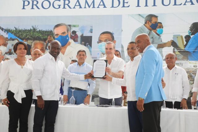 Abinader entrega más de 600 títulos de propiedad en Boyá