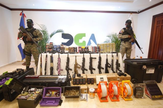 Aduanas confisca armas de guerra, municiones y artefactos explosivos Aduanas confisca armas de guerra municiones y artefactos