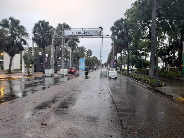 En el lugar se pudo apreciar la instalación de un cerco metálico que impide la circulación de vehículos desde la avenida Máximo Gómez con George Washington hasta el Puente Flotante en la Francisco Alberto Caamaño