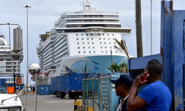 Cruceristas varados seran retornados a su pais por via aerea
