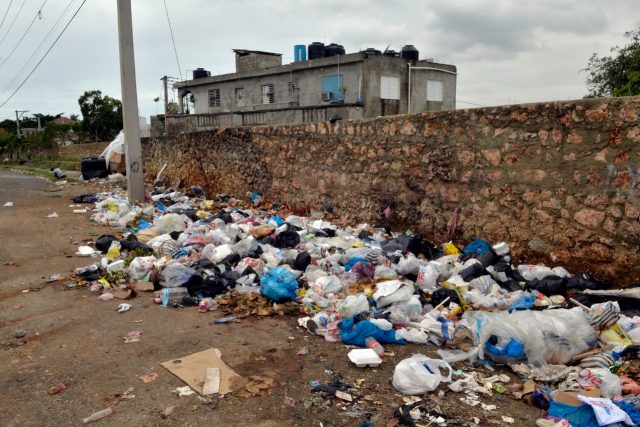 0b7d5b1c-2c09-4d54-b3b8-0f39cddb15a5 Cumulos de basura inundan a Santo Domingo Este
