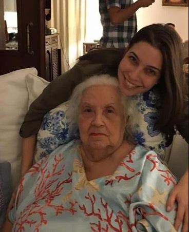 Al velatorio se apersonó el expresidente Leonel Fernández, quien manifestó que lamentaba la muerte de una persona que fue el centro de la familia Castillo”. Al velatorio se apersonó el expresidente Leonel Fernández, quien manifestó que lamentaba la muerte de una persona que fue el centro de la familia Castillo”.