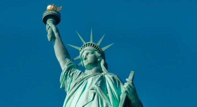 Entre los quisqueyanos hay profesionales en las diferentes áreas del saber, quienes por vergüenza no quisieron identificarse ante este reportero. Entre los quisqueyanos hay profesionales en las diferentes áreas del saber, quienes por vergüenza no quisieron identificarse ante este reportero.