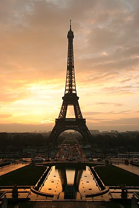La Torre Eiffel gana seis metros de altura gracias a una nueva antena La Torre Eiffel gana seis metros de altura gracias a una nueva antena