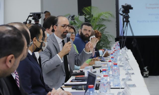 La oposicion se hace sentir con fuerza y aprieta al