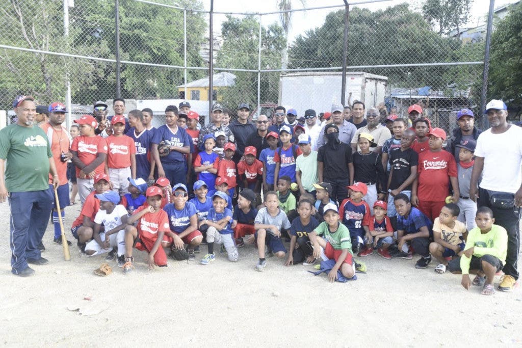 Luis Rojas imparte charla beisbol a ninos de La Zurza 1