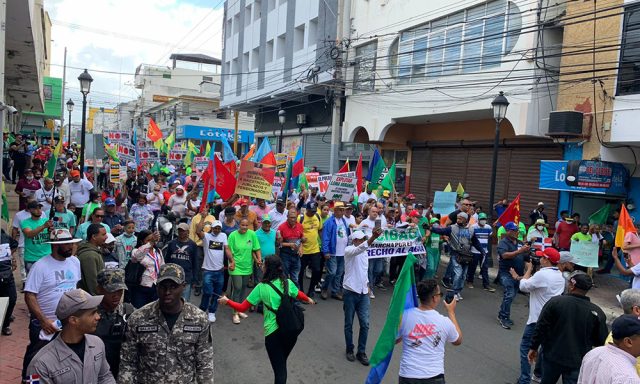 Marchan contra presas danos ambientales y obras en el Cibao