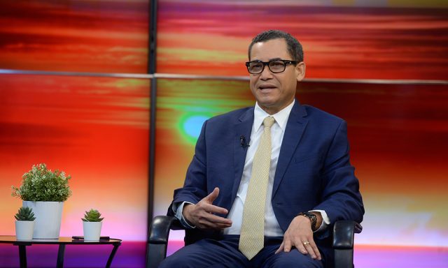 Olivares anuncia aspira a la presidencia del PRM