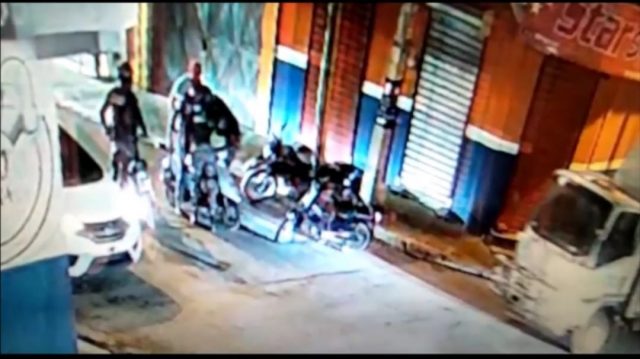 Policias agreden brutalmente dos jovenes en Los Alcarrizos