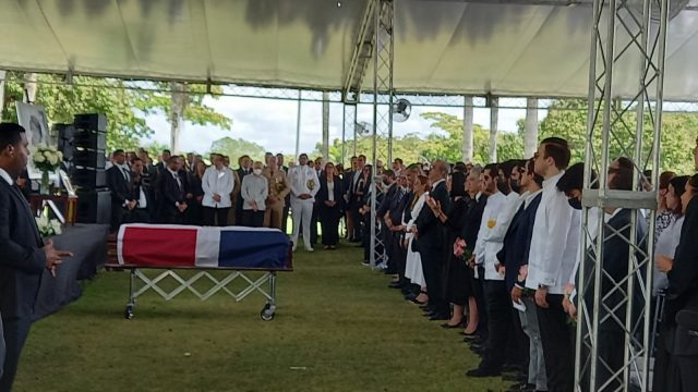 Presidente Abinader encabeza guardia de honor a dona Rosa