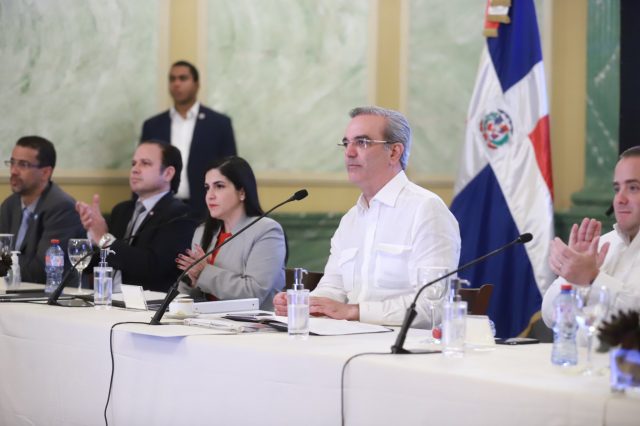 RD supera los 12.000 millones de dólares en exportaciones RD supera los 12.000 millones de dólares en exportaciones