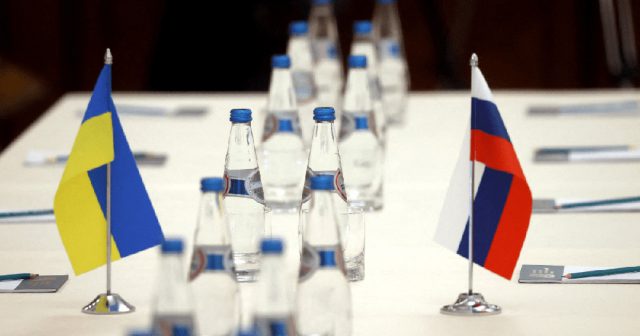 Rusos y ucranianos viajan a Estambul