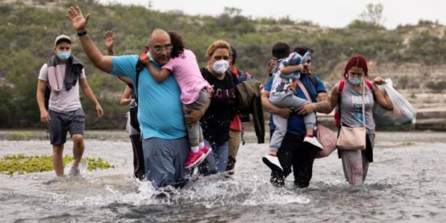 Venezolanos pasan drama al cruzar la frontera de Mexico y