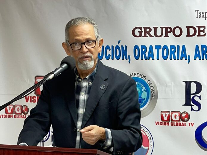 Dice que dedica este y todos sus logros profesionales al ya fallecido gran hombre del micrófono, Luis Armando Asunción, quien le dio la primera oportunidad en la radio, y a su maestro, el también fallecido, Joaquín Jiménez Maxwell.