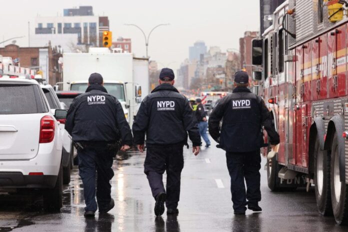 Nueva York.- Funcionarios de la Policía de la Ciudad de Nueva York y del Departamento de Bomberos de la Ciudad de Nueva York en la escena de un tiroteo múltiple reportado en una estación de metro de la ciudad de Nueva York en el distrito de Brooklyn de Nueva York. EFE