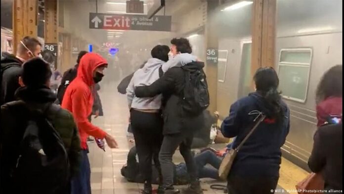 Nueva York busca a hombre que disparo en el metro y dejo diez heridos de bala 1