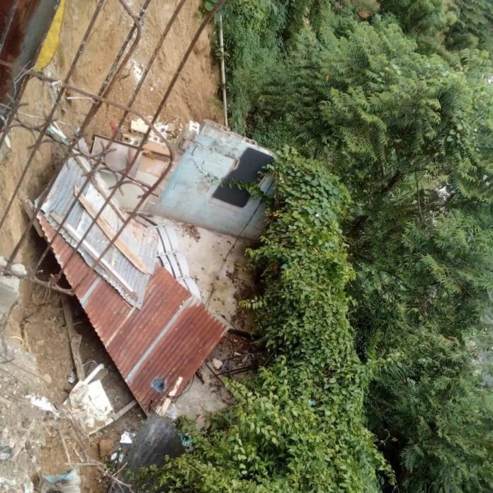 Colapsan dos viviendas en Santiago; tres más están en peligro