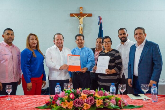 Gobierno entrega RD$10 MM a dos  parroquias de Monseñor Nouel