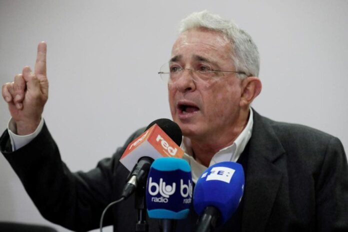 Víctimas piden Fiscalía llame a juicio al expresidente Uribe