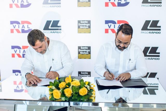 El convenio se llevó a cabo en uno de los salones de exhibición de la empresa automotriz, en la avenida Abraham Lincoln, y fue rubricado por su presidente, Aníbal Rodríguez y el director general de Fideicomiso RD Vial, Efraín Hirujo.