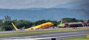 Avion carguero se parte en dos tras aterrizaje en Costa