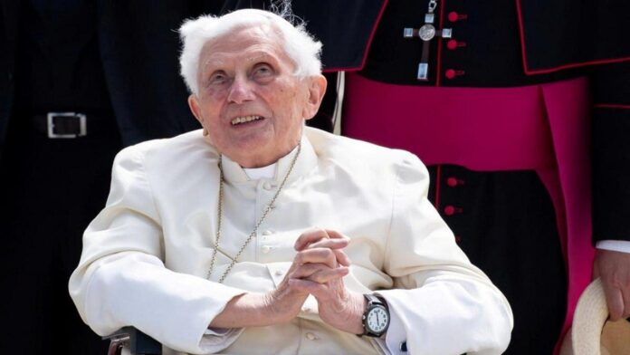 Benedicto XVI cumple 95 años, débil fisicamente pero con lucidez