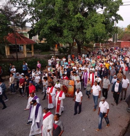 Catolicos de Sabana Perdida y La Victoria realizan viacrucis por