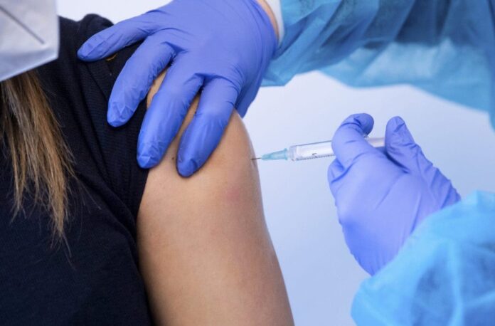 Conozca el primer país que suspendió su programa de vacunación