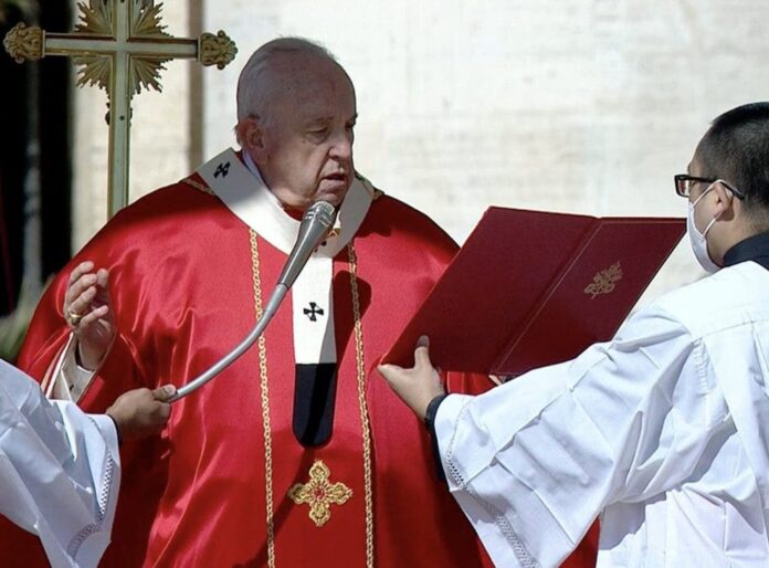 El papa lamenta la “locura de la guerra” en Domingo de Ramos