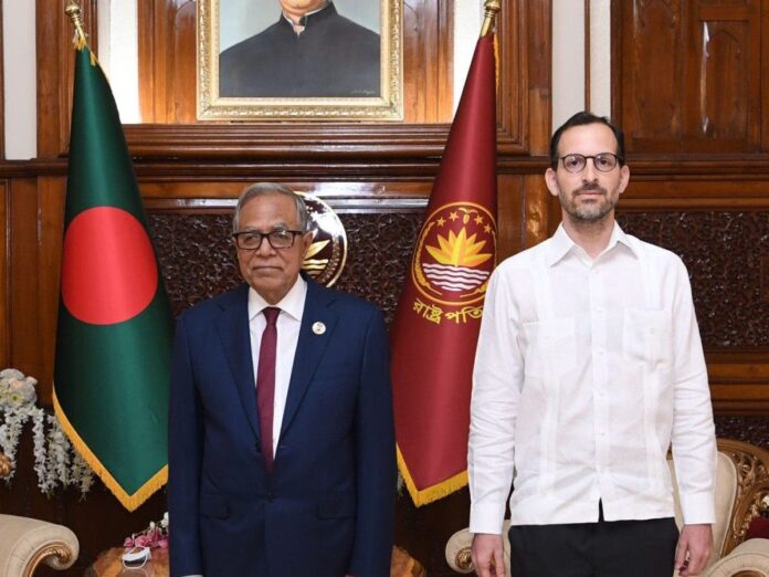 Embajador RD en La India presenta cartas en Nepal