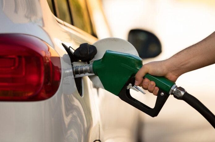 Gobierno congela los precios de combustibles