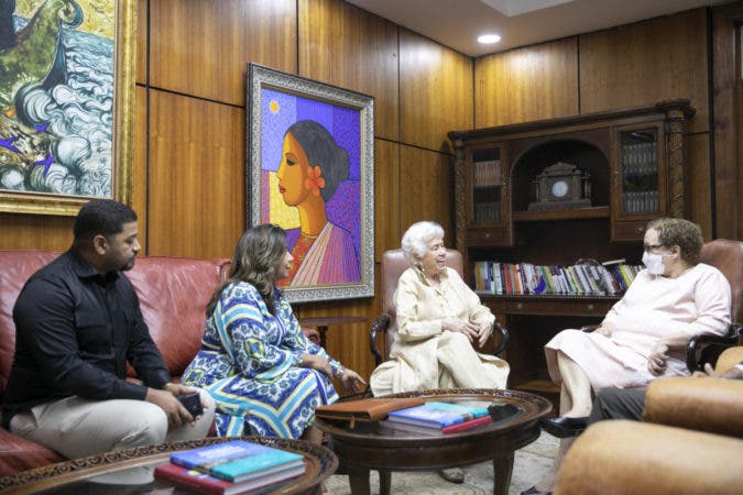 Germán Brito recibió en su despacho la visita de Ortiz Bosch, así como de Yovanny Díaz Mendoza, director de ética, y Delta de la Cruz, directora jurídica de la Digeig.