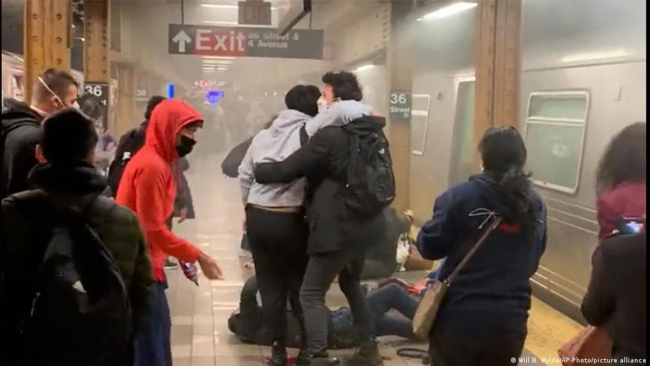 Nueva York busca a hombre que disparo en el metro y dejo diez heridos de bala 1