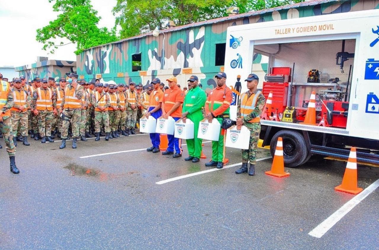 Obras Publicas entrega equipos a Comipol en operativo de Semana