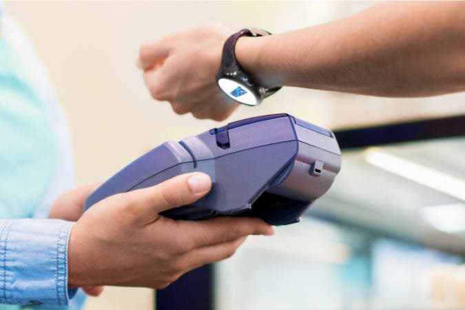 Popular y Visa habilitan pagos sin contacto en relojes Fitbit
