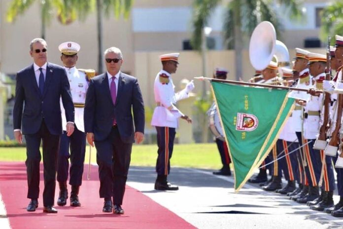 Presidente de Colombia Iván Duque recibe honores