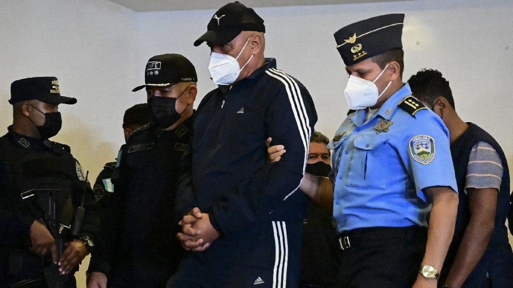 El exdirector de la Policía de Honduras Juan Carlos Bonilla, pedido en extradición por Estados Unidos, fue capturado el miércoles, señalado de ser quien "supervisaba" las operaciones de narcotráfico en nombre del expresidente Juan Orlando Hernández, detenido en febrero.