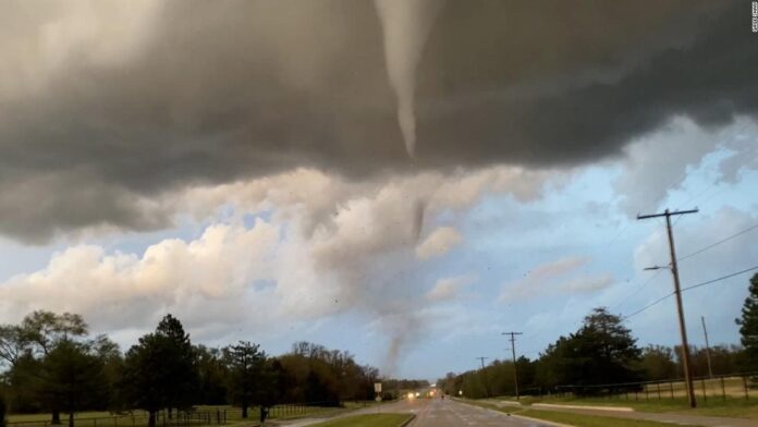Supuesto tornado atraviesa Kansas y causa graves daños