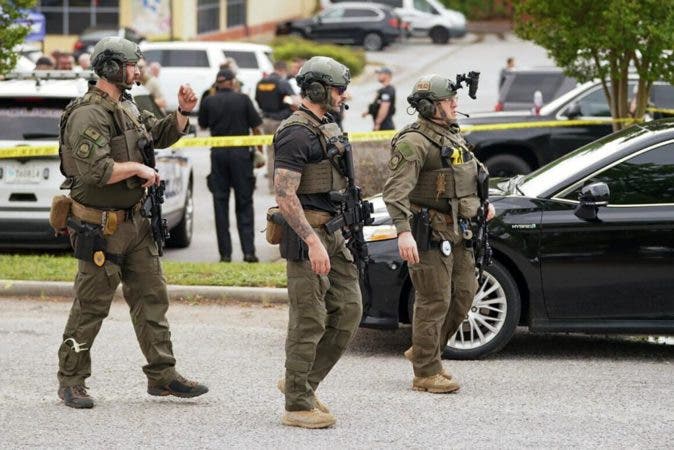 Las autoridades vigilan el exterior del centro comercial Columbiana Centre en Columbia, Carolina del Sur, tras un tiroteo, el sábado 16 de abril de 2022. (AP Foto/Sean Rayford)