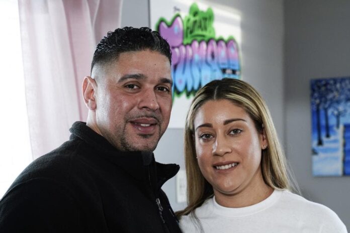 Tras cárcel, pareja hispana sueña con negocio de marihuana