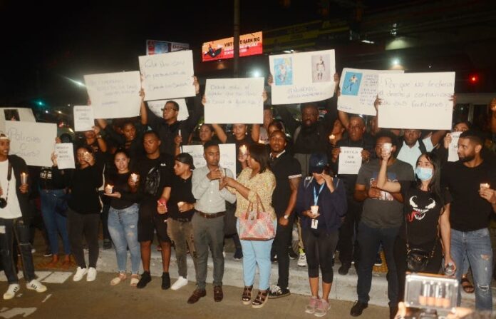 Decenas protestan por la muerte de David de los Santos