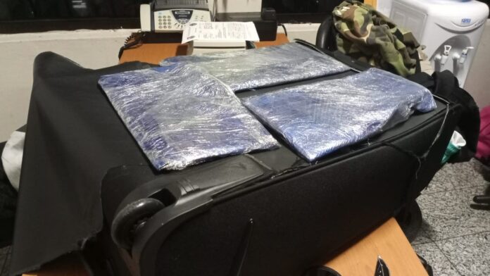 AILA: Hombre llevaba tres paquetes de cocaína en maleta doble fondo