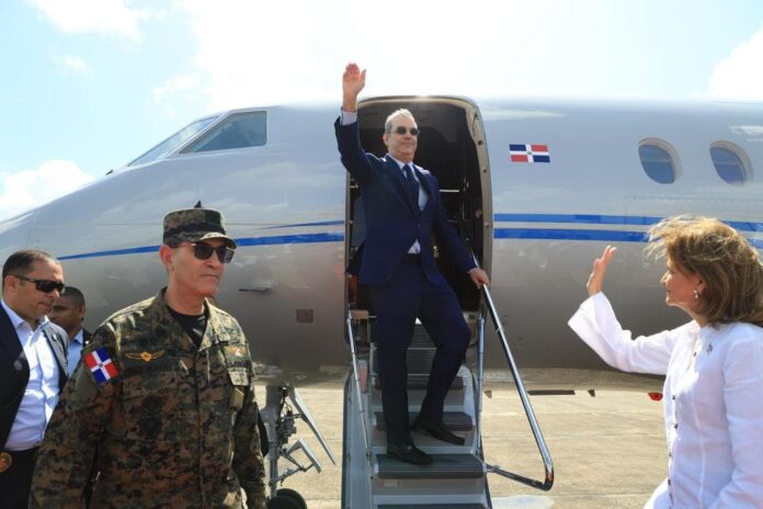 Presidente Luis Abinader sale hacia Costa Rica para participar en toma de posesión