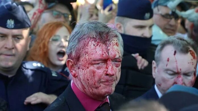 Manifestantes arrojan pintura roja a embajador ruso