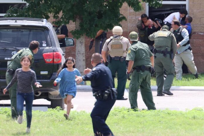 Gobierno de EEUU investigará respuesta policial al tiroteo de Texas