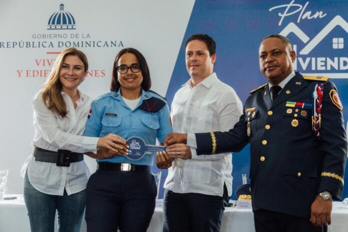 Entregan bonos Mi Vivienda a miembros de Cuerpo de Bomberos