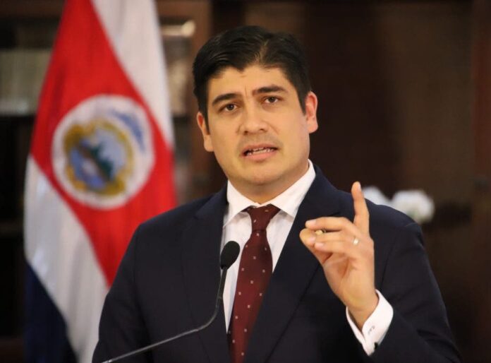 Presidente veta artículo de ley limitaba libertad de prensa en Costa Rica