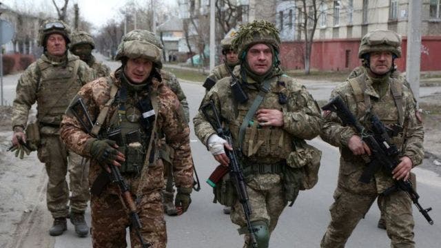 Rusia se atrinchera en el sur de Ucrania y se prepara para guerra larga