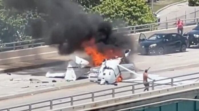 Video: Cae avioneta en puente de Miami-Beach e impacta sobre un automóvil
